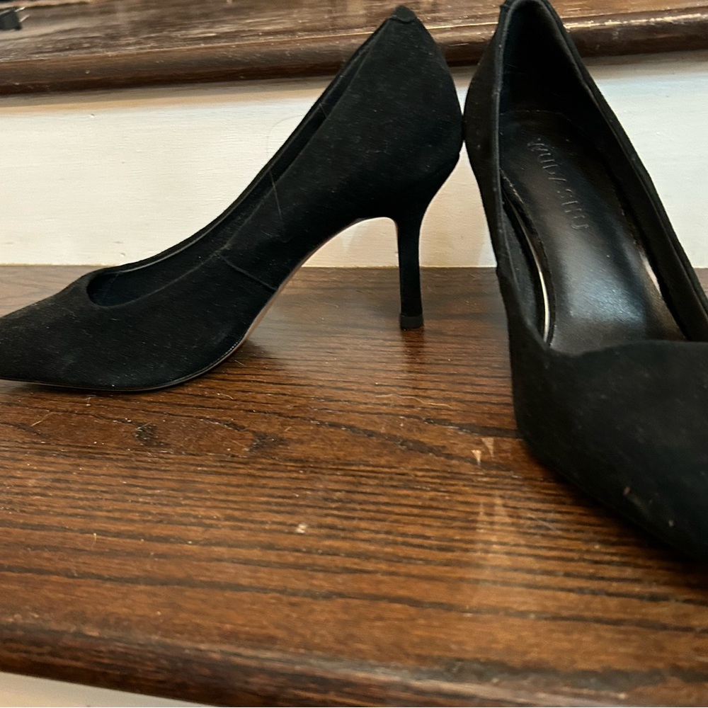 Ladies NWOT Classic Black Pointed-Toe Heels with Suede Fabric. Sz 8.5